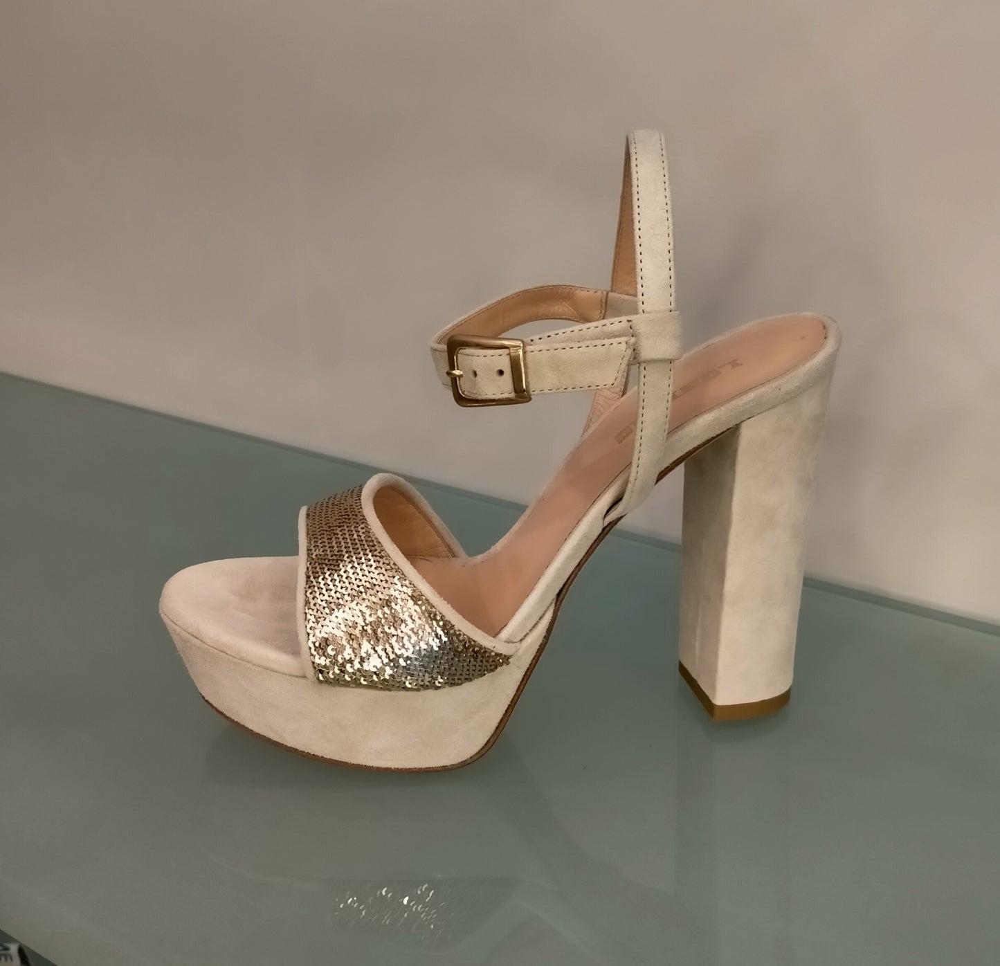 Sandali LONIGRO con plateau in camoscio beige più paillettes oro