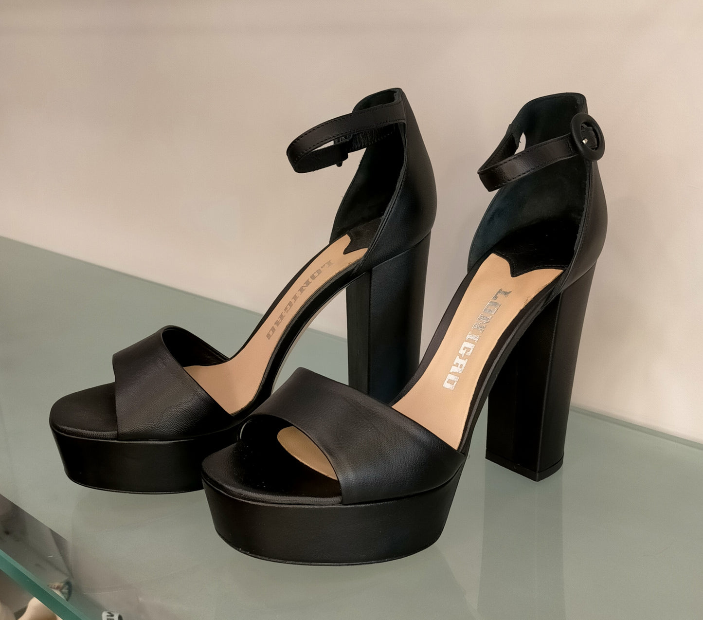 Sandali LONIGRO con plateau in pelle nera