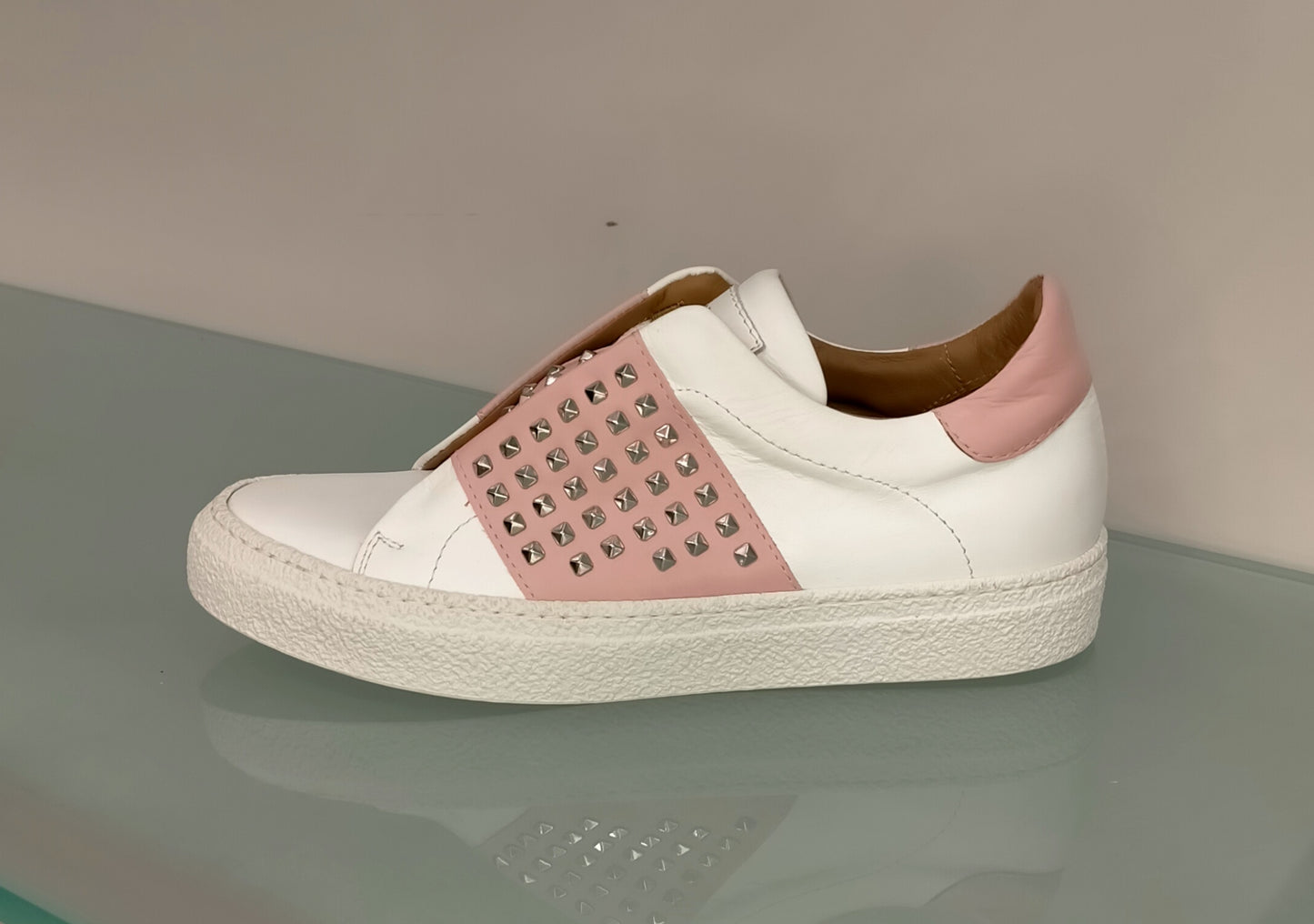 Sneakers VIA ROMA 15 in pelle bianca/rosa con borchie