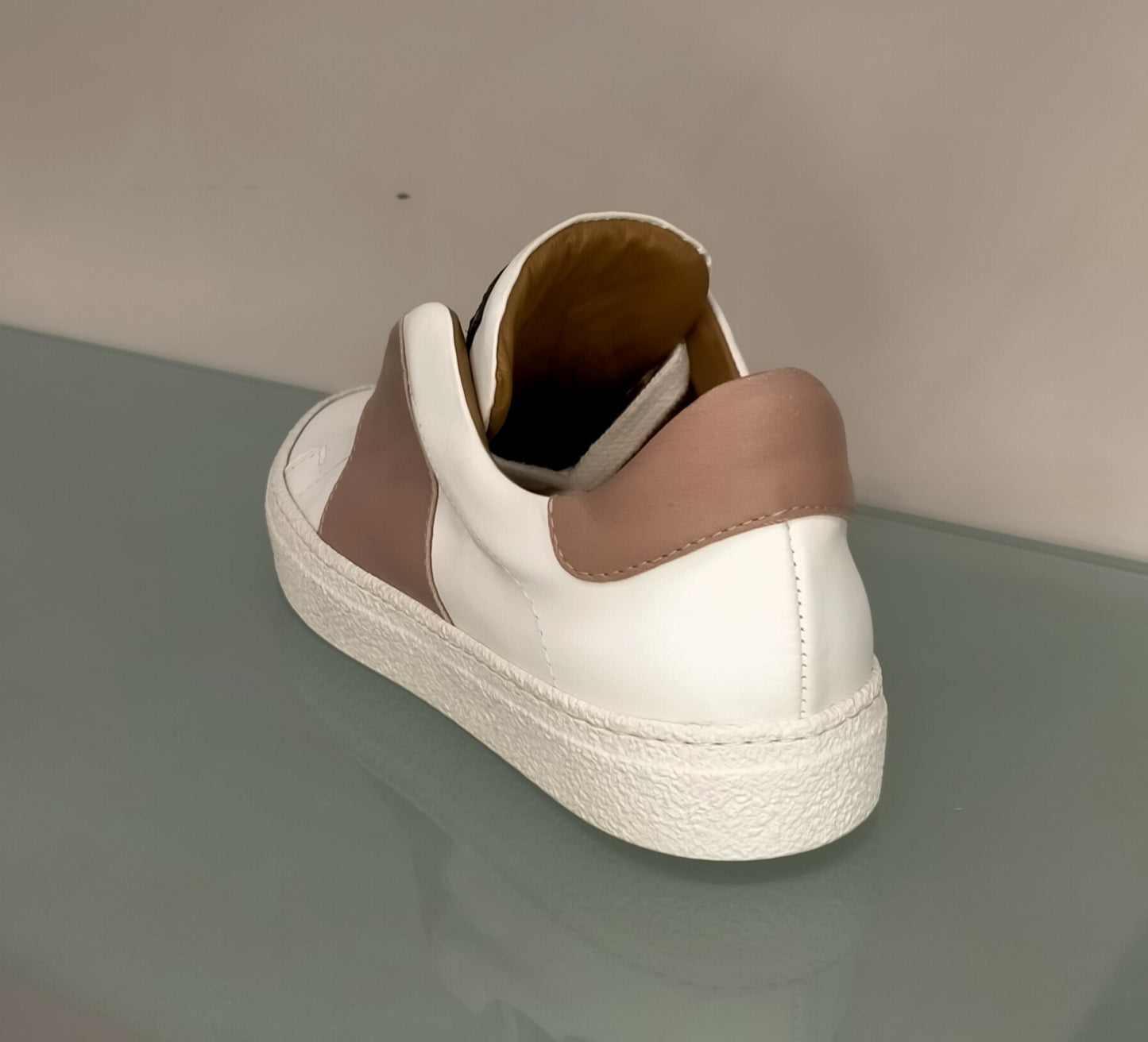 Sneakers VIA ROMA 15 in pelle bianca/rosa accessorio V strass/oro