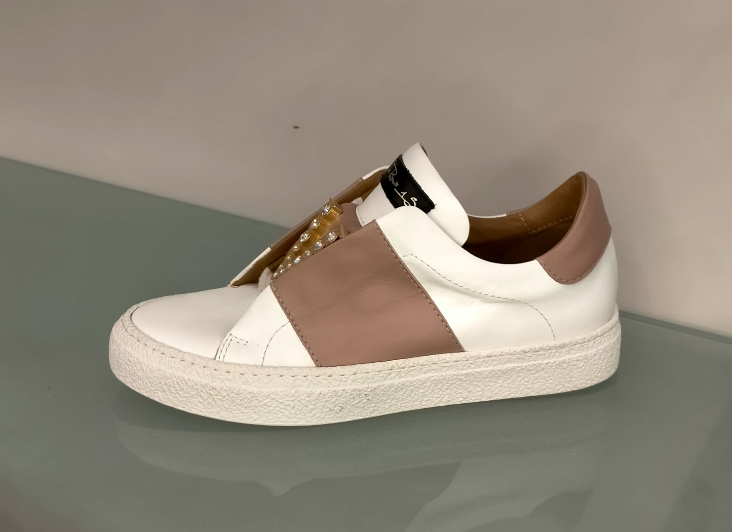 Sneakers VIA ROMA 15 in pelle bianca/rosa accessorio V strass/oro