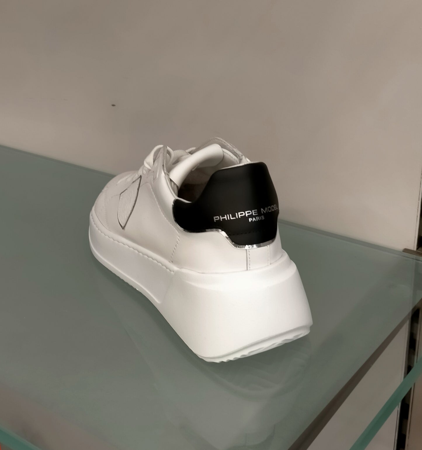 Sneakers PHILIPPE MODEL in pelle bianca, talloncino in pelle nera
