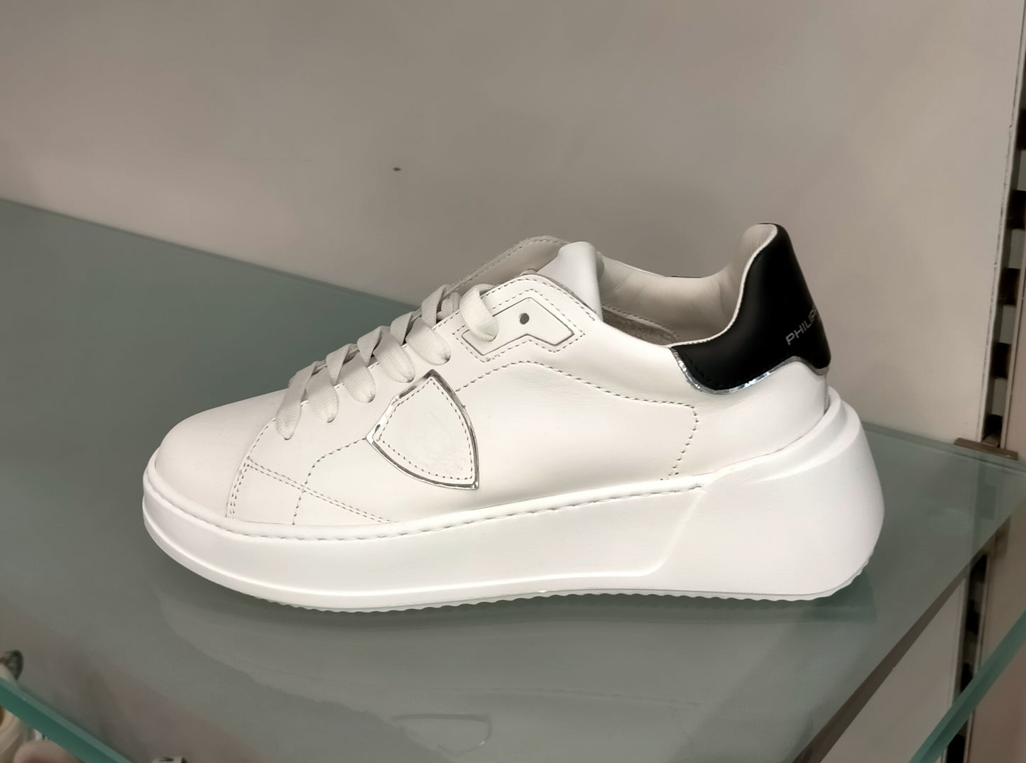 Sneakers PHILIPPE MODEL in pelle bianca, talloncino in pelle nera