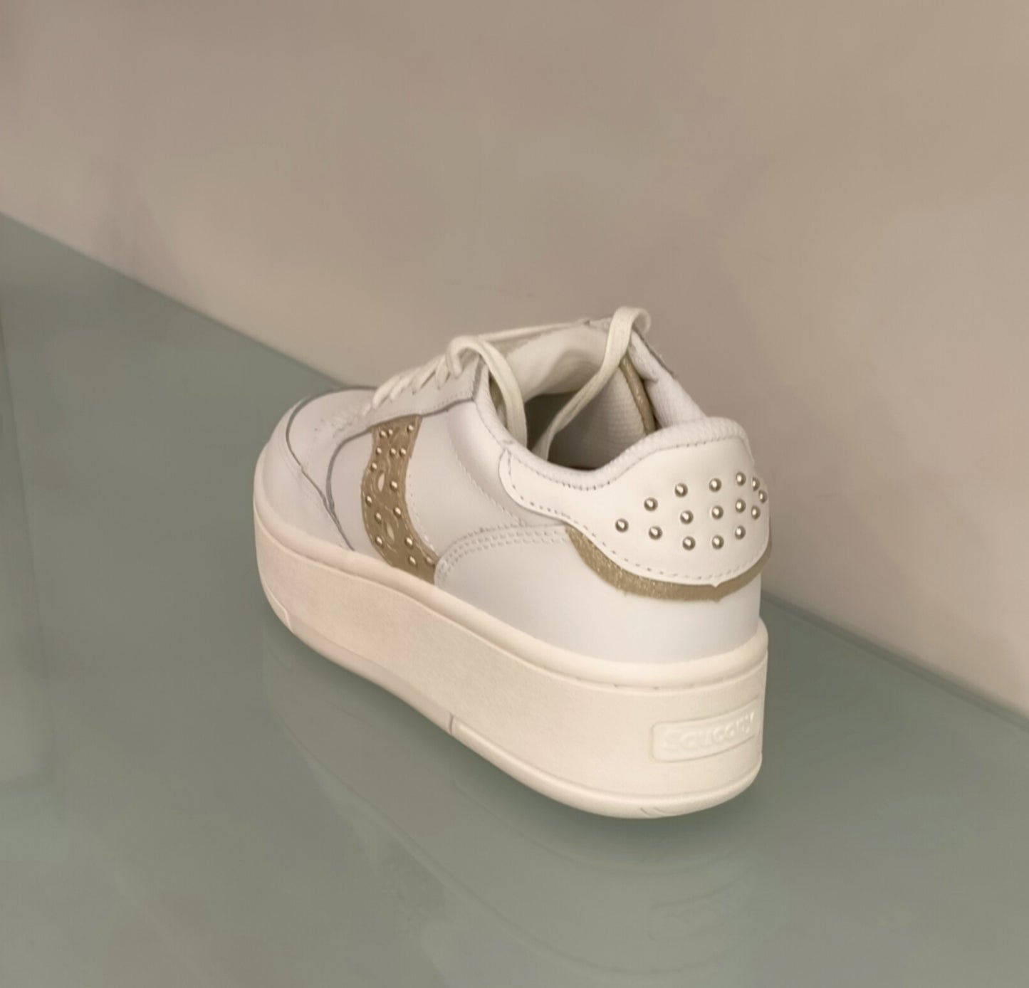 Sneakers SAUCONY in pelle bianca logo oro con borchie