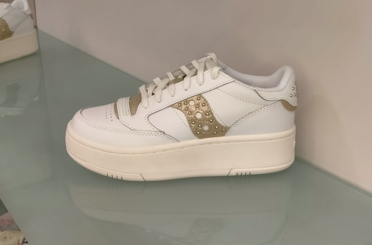 Sneakers SAUCONY in pelle bianca logo oro con borchie