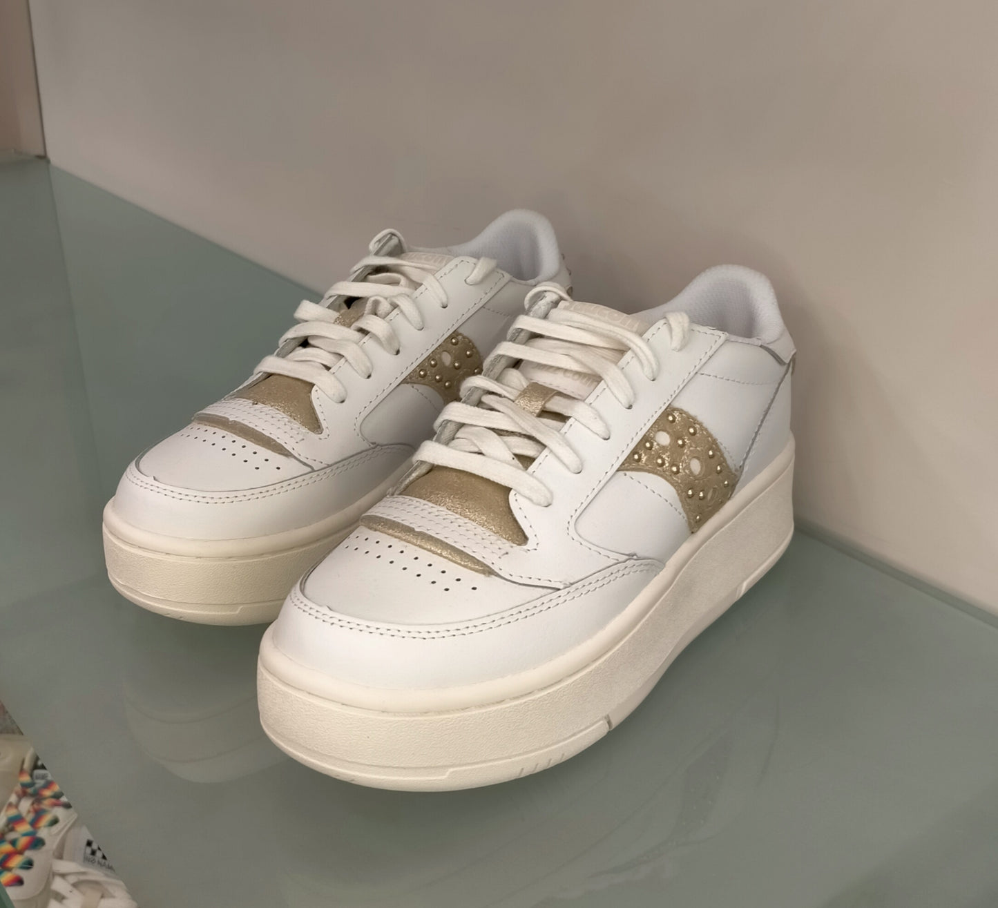Sneakers SAUCONY in pelle bianca logo oro con borchie