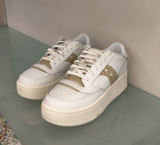 Sneakers SAUCONY in pelle bianca logo oro con borchie