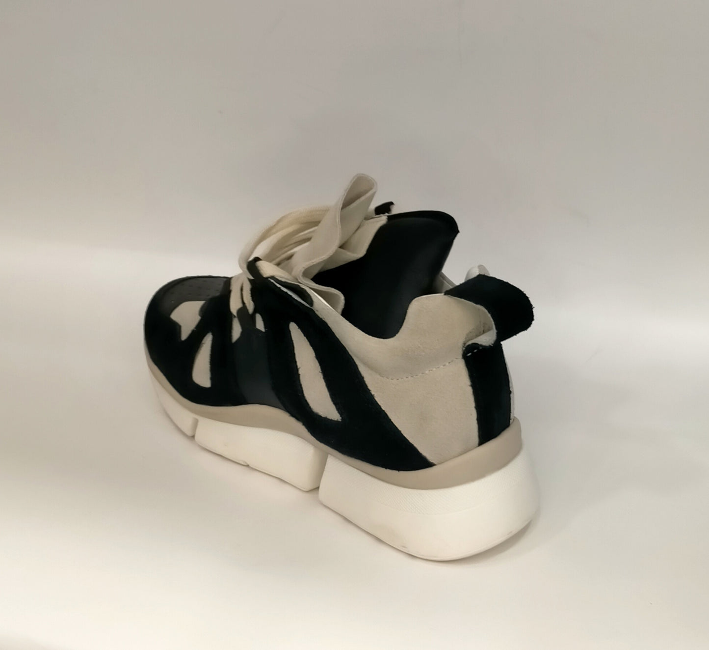 Sneakers LONIGRO in camoscio bianco e nero