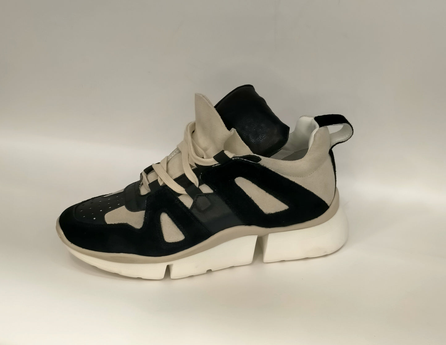 Sneakers LONIGRO in camoscio bianco e nero