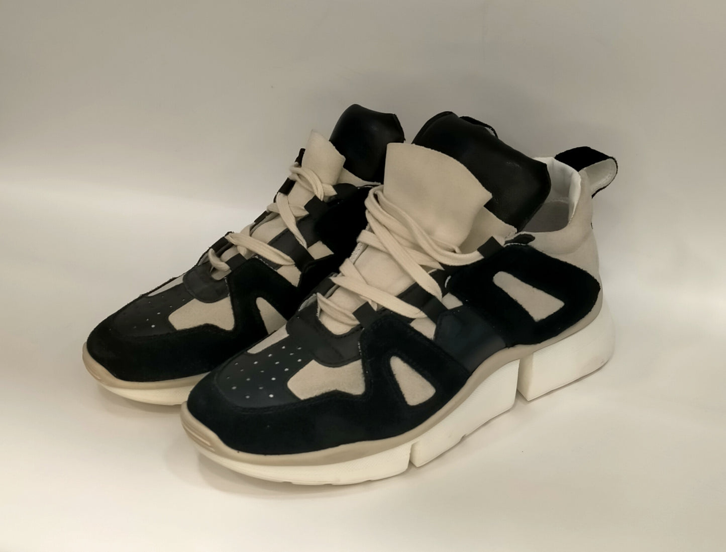 Sneakers LONIGRO in camoscio bianco e nero