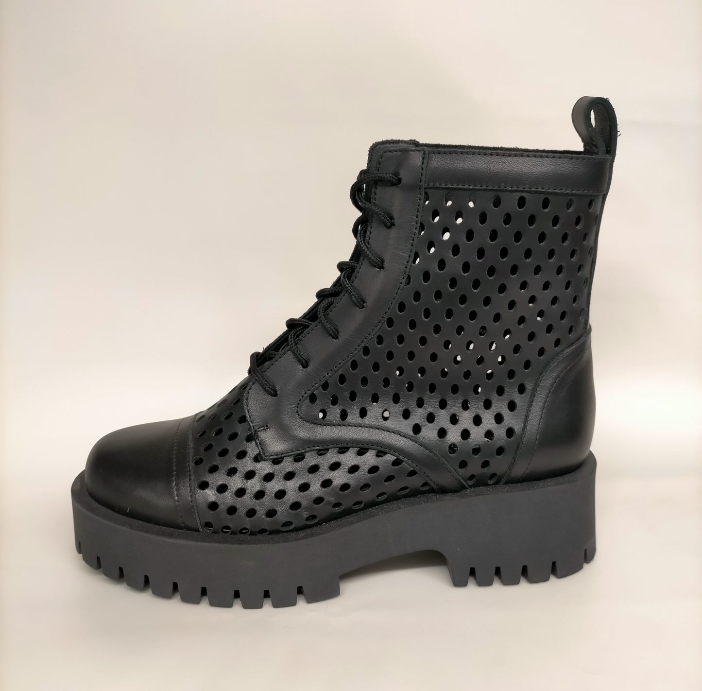 Stivaletti bikers LONIGRO in pelle nera forata
